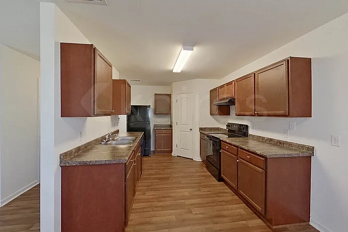 924 Sanford Ln — Photo 8