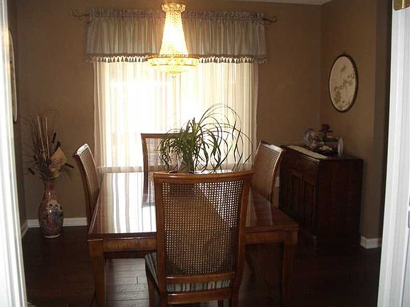 5th image of 17 Brittany Dr