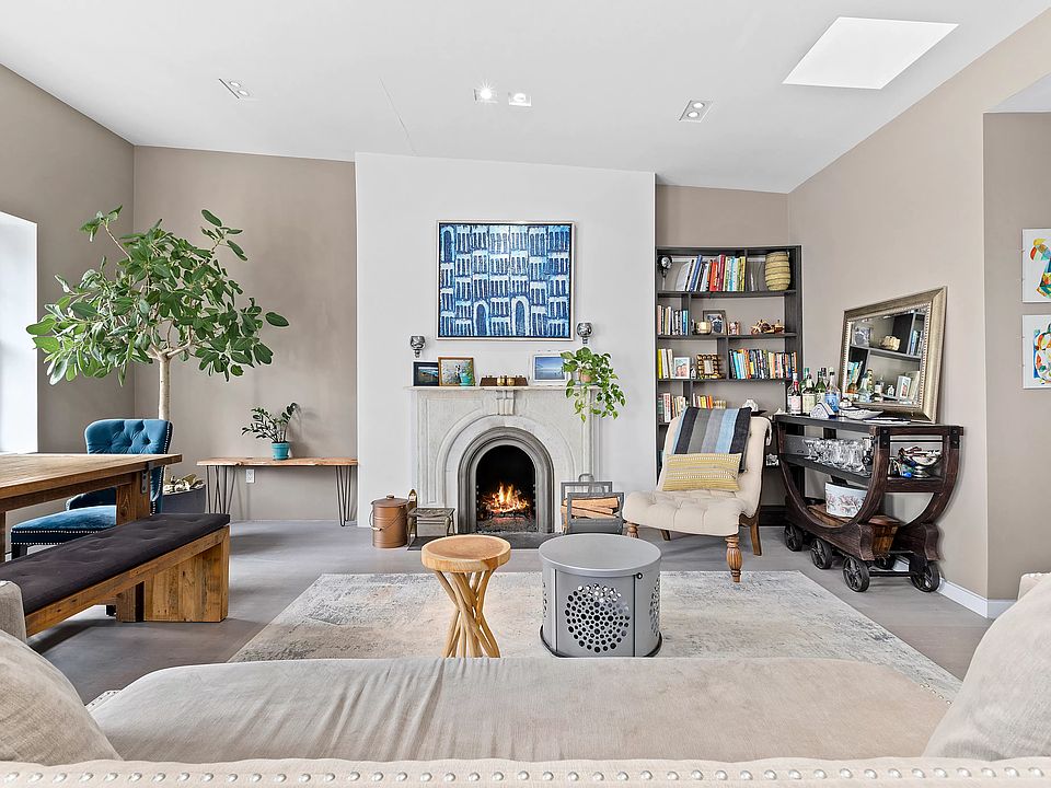 1st image of 207 W 21st St