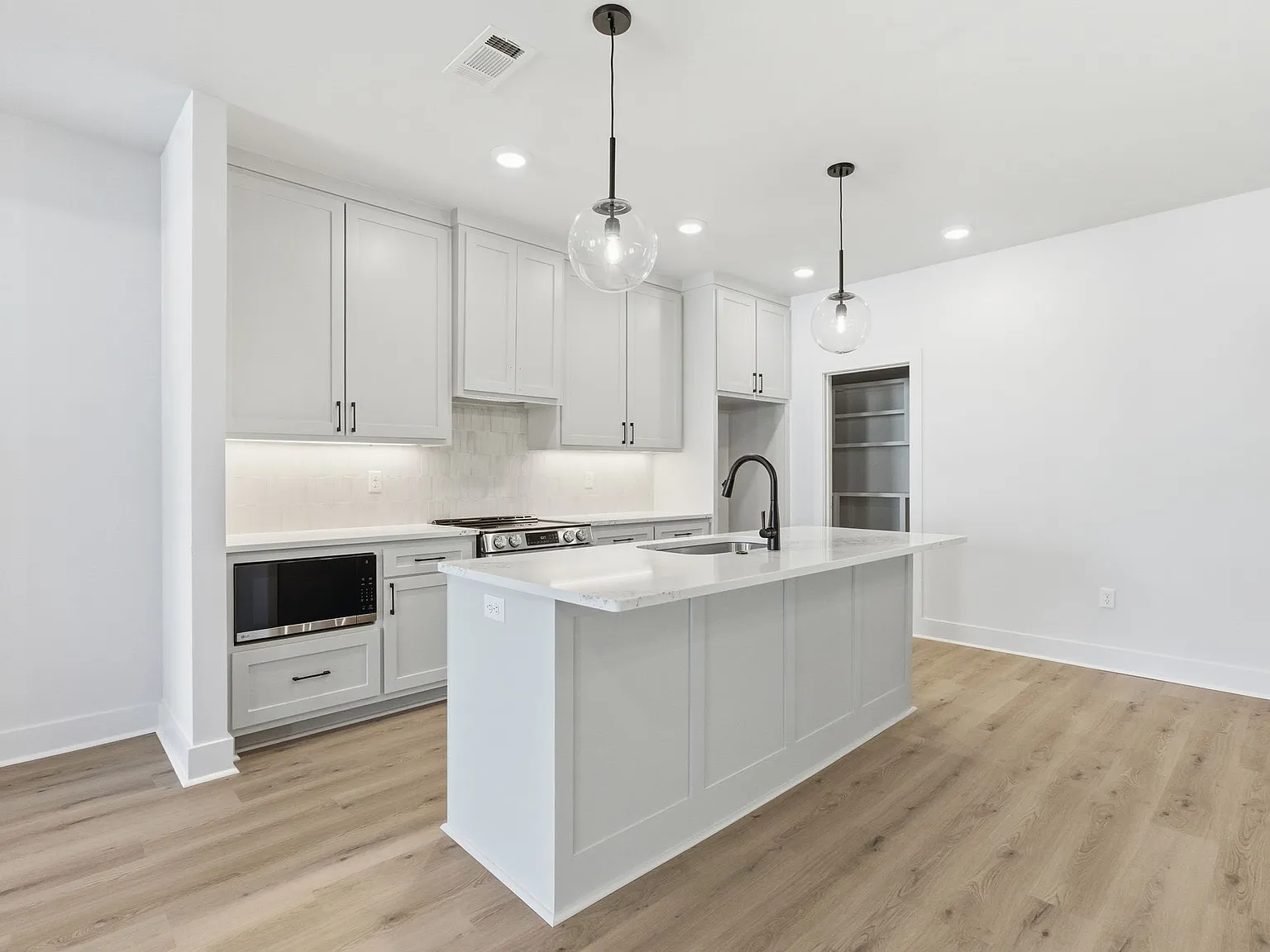 2 bed, 1450 sqft, $2,400 — Photo 4