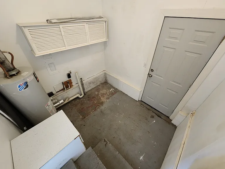 933 Crestview St — Photo 10