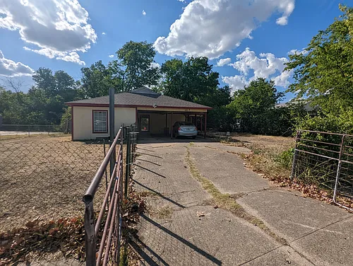 1613 Walton Walker Dr #B Photo 1