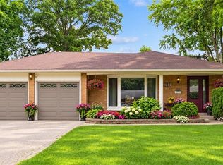 2033 Saxon Rd, Oakville, ON L6L 2V1