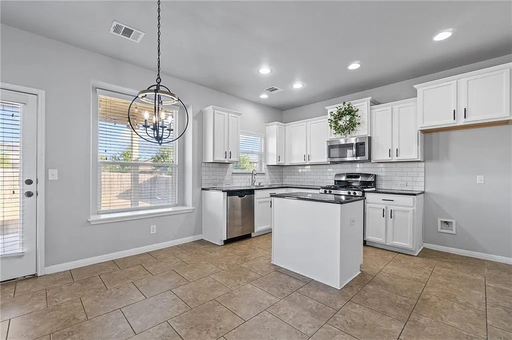 3 bed, 2.5 bath, 1980 sqft, $2,200 — Photo 2