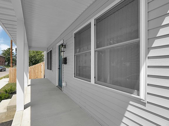 4th image of 928 Siebert St
