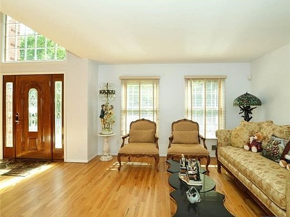 4th image of 428 N Village Ave