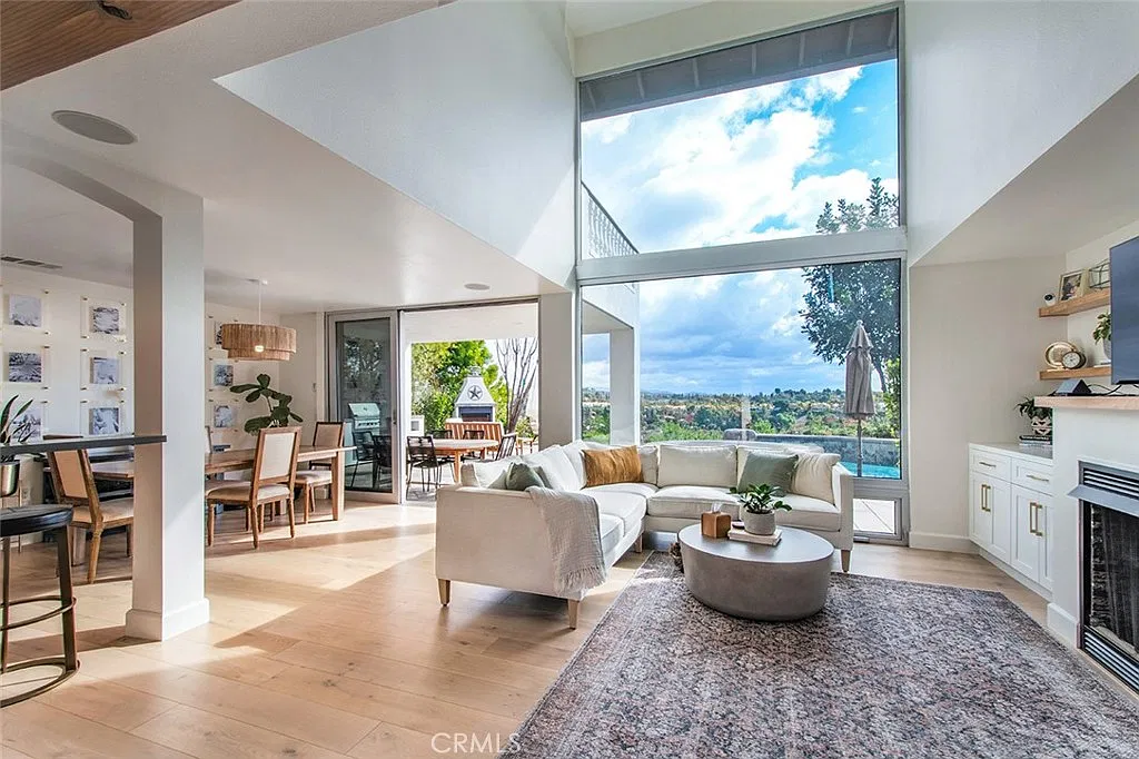 4 bed, 2.5 bath, 2100 sqft, $6,000 — Photo 2