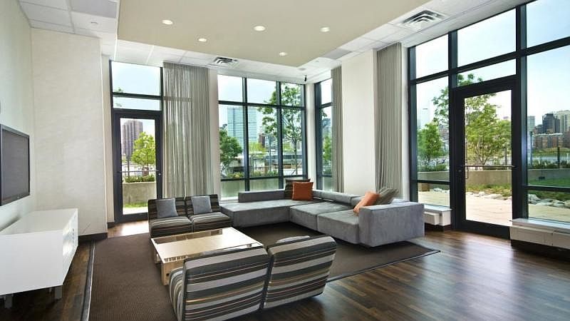1st image of 4736 Vernon Blvd #405