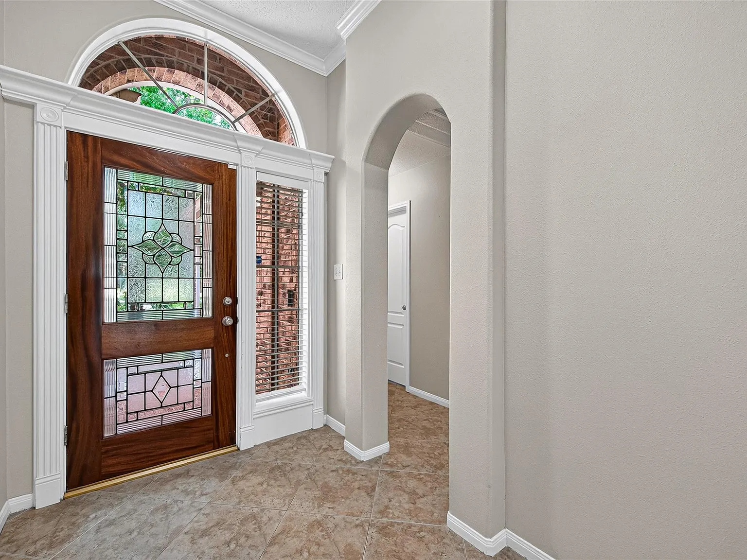 3 bed, 2.0 bath, 2332 sqft, $3,495 — Photo 3