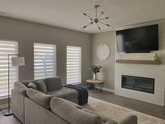 4th image of 2628 W B St