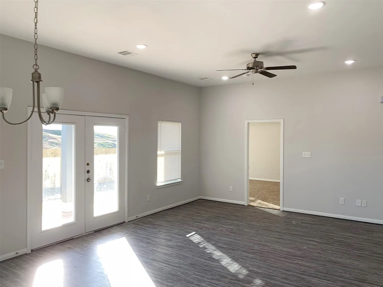 3 bed, 2.0 bath, 1673 sqft, $1,900 — Photo 4
