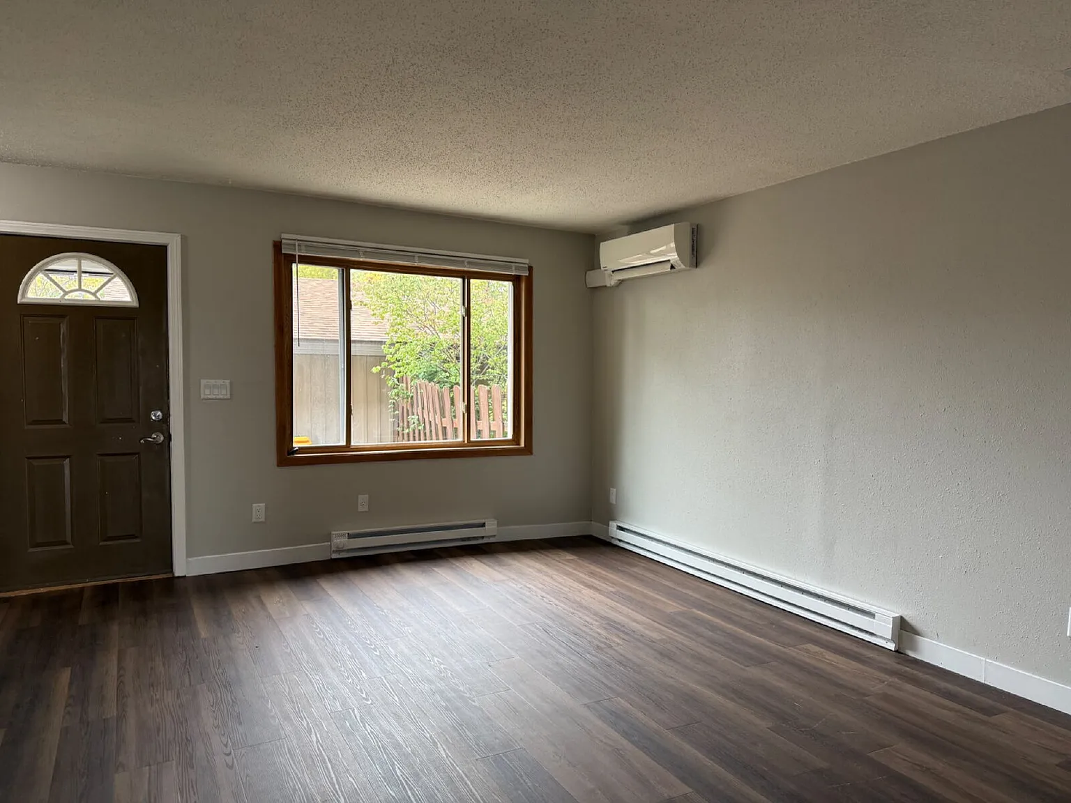 3 bed, 1.0 bath, 1088 sqft, $1,595 — Photo 2