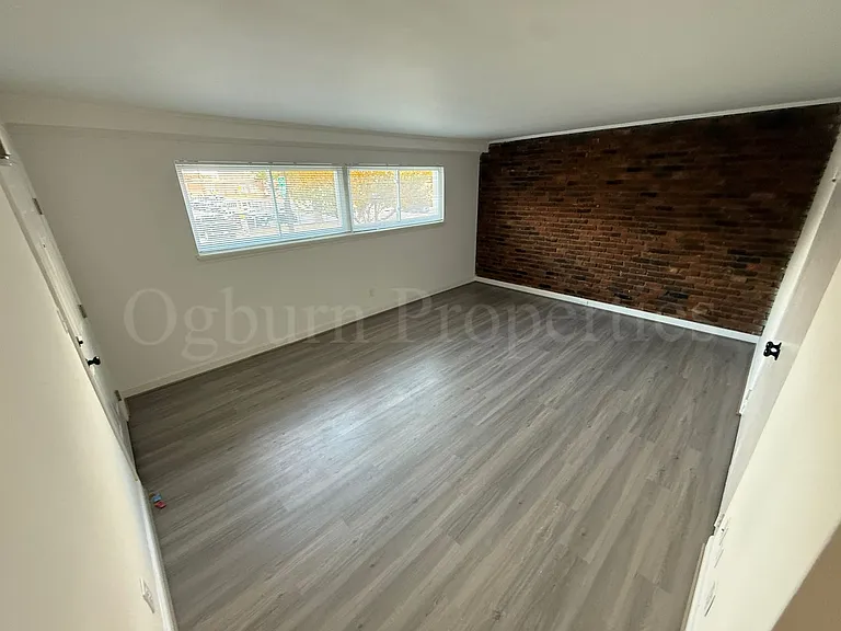220 N Hawthorne Rd — Photo 3