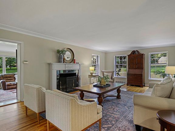 4th image of 30 Frontenac Estates Dr