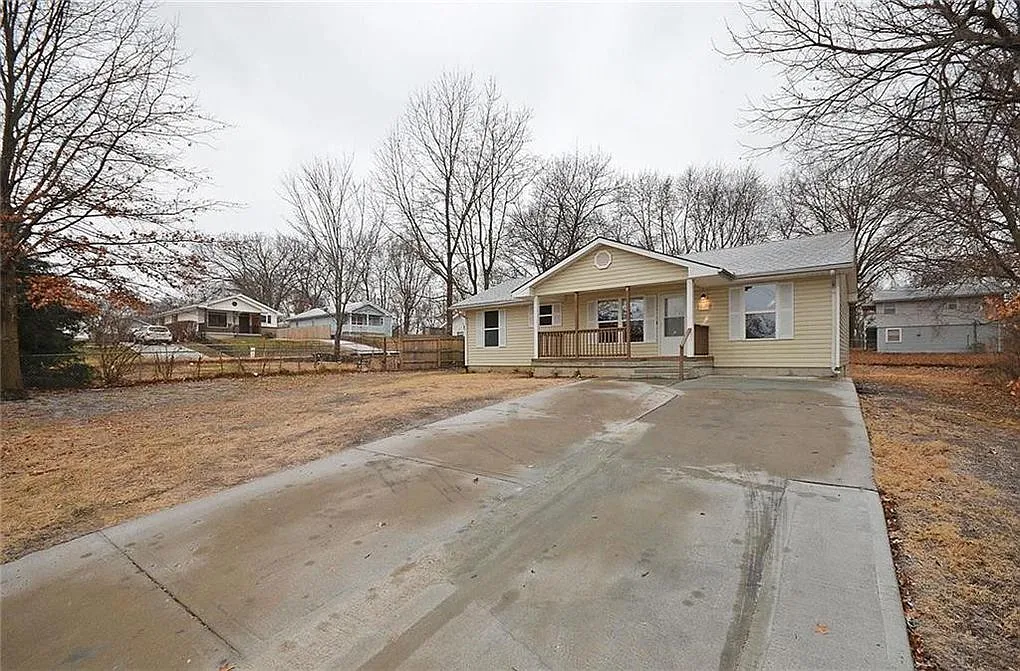 6130 Northeast Vivion Road - 1 — Photo 3