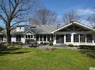 2 Hillcrest Dr, Great Neck, NY 11021