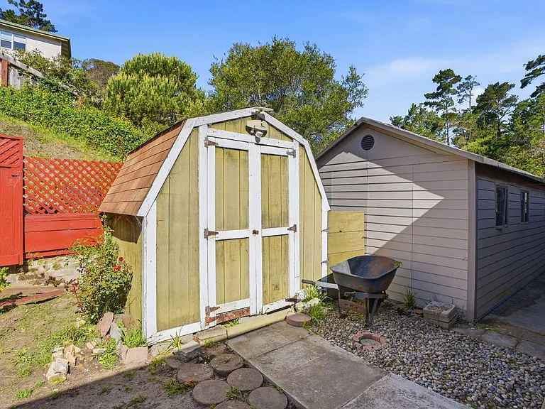 241 Soledad Dr — Photo 32