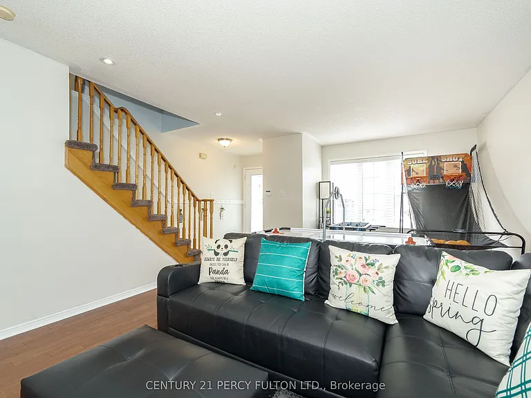 71 Armitage Cres — Photo 11