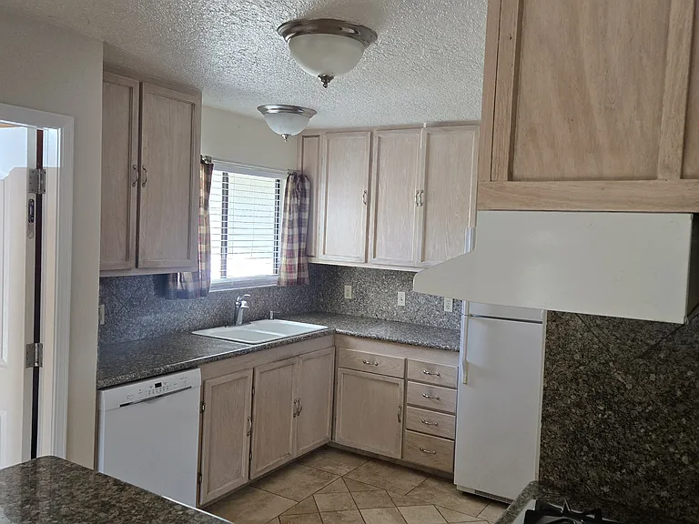 1428 Park Ave — Photo 20