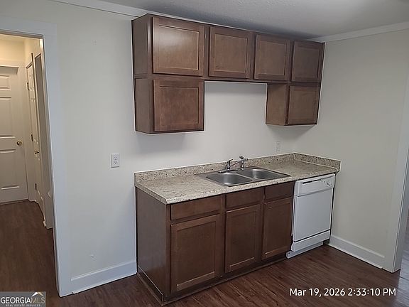 5th image of 802 W Moore St