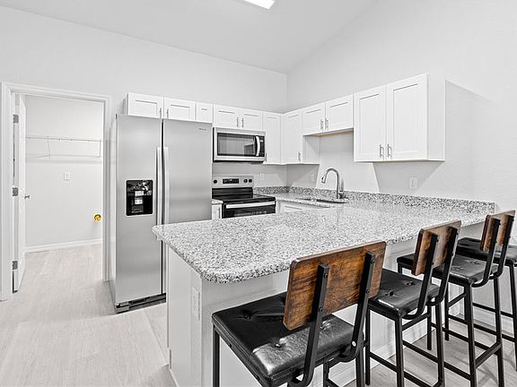 4th image of 607 SE 4th Dr #A