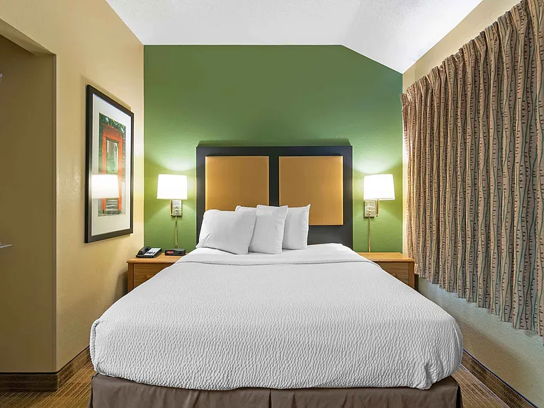 Deluxe Studio - 1 Queen Bed