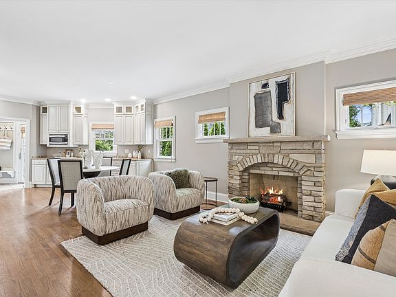 5th image of 360 N Oak St