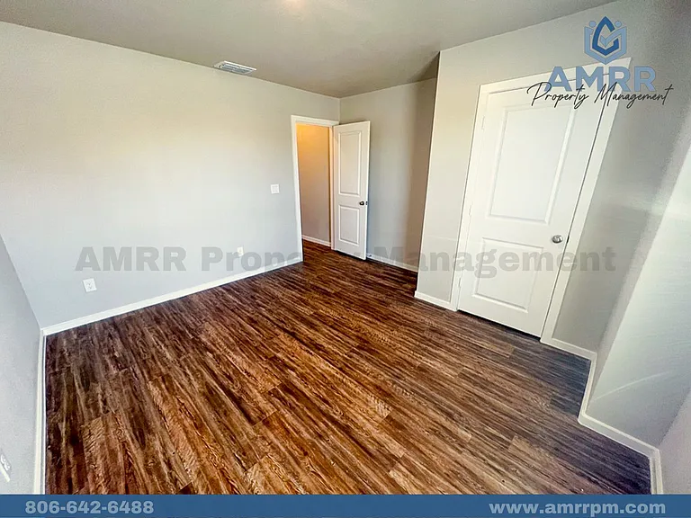 2029 Kenwood Ave — Photo 10
