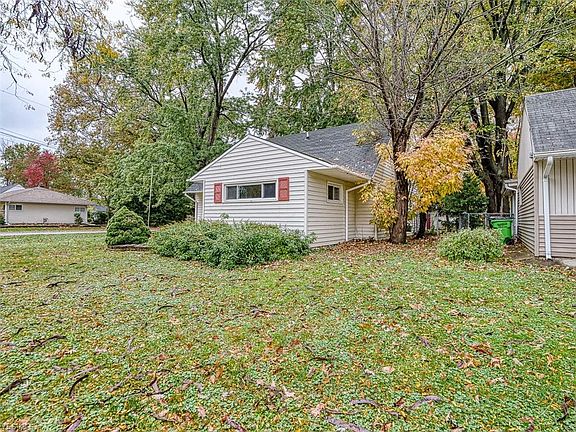 5th image of 590 Woodmere Dr