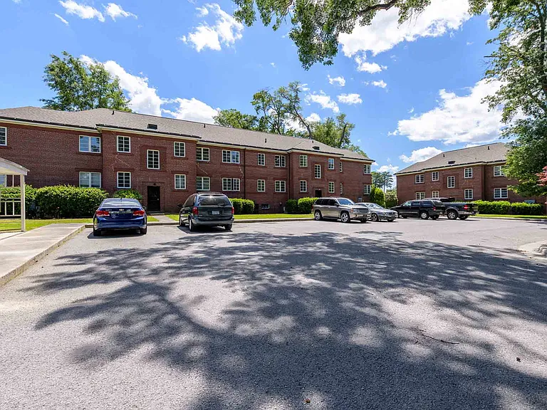 Kinston Oaks Apartments — Photo 9
