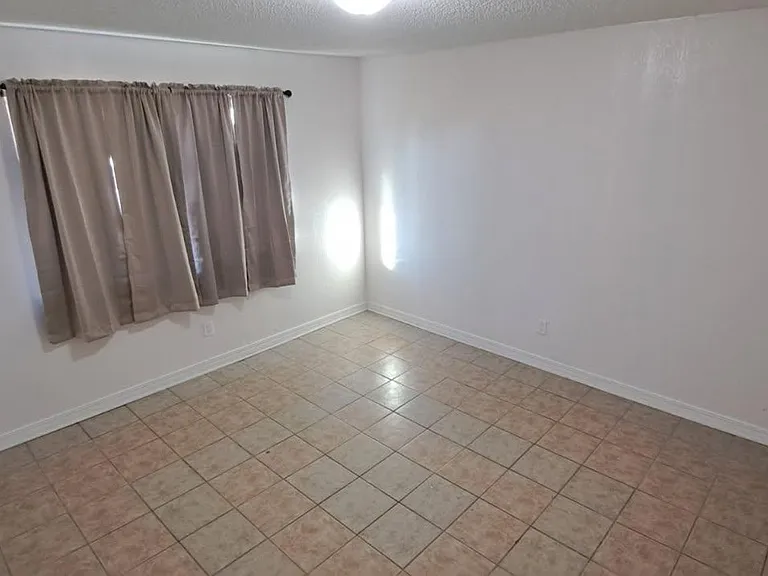 West Towne Apartments — Photo 9