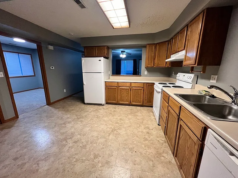3 bed, 1.0 bath, 975 sqft, $1,425 — Photo 3