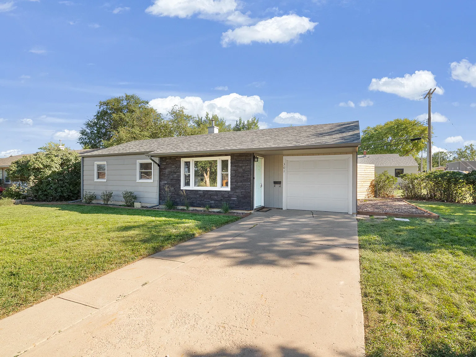 3 bed, 864 sqft, $1,650 — Photo 1
