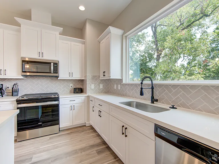 2418 Everett St — Photo 16