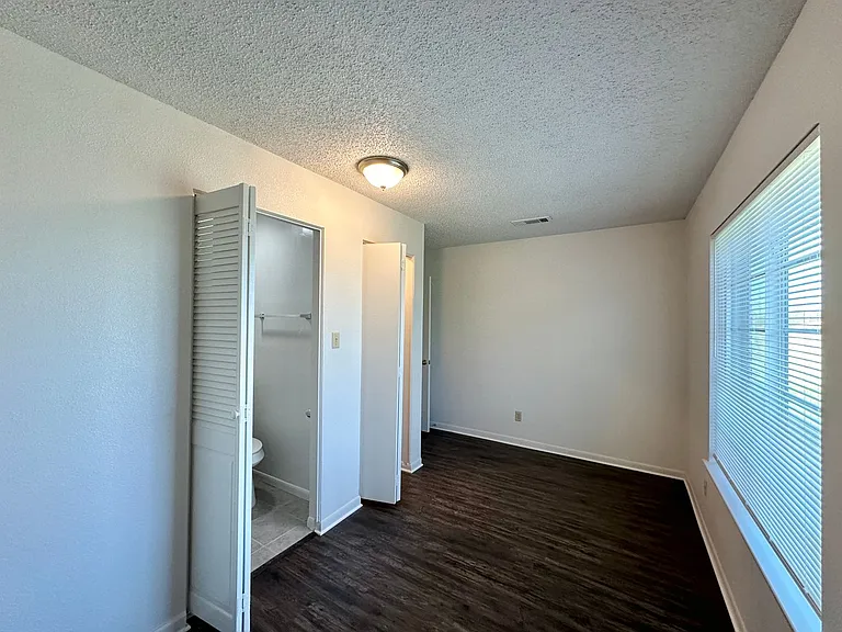 1501 Farhills Dr — Photo 20