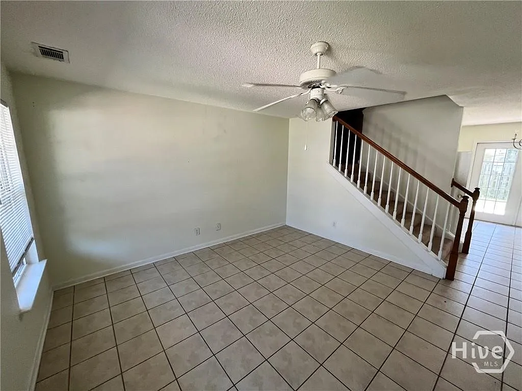 3 bed, 2.5 bath, 1262 sqft, $1,600 — Photo 2