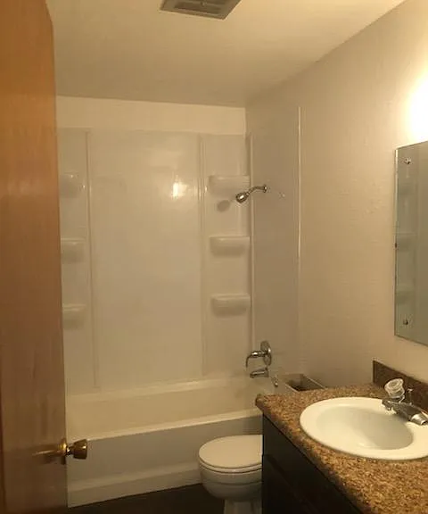 1420 Hawthorne Dr. — Photo 5