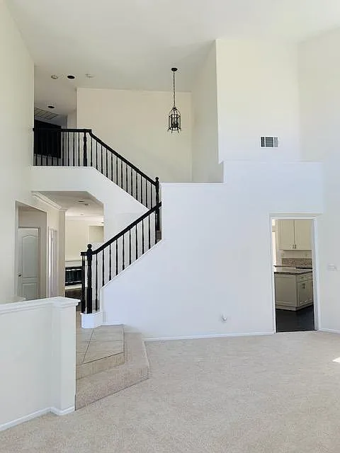 5 bed, 2596 sqft, $4,900 — Photo 2