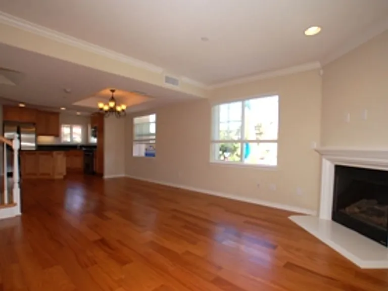 1045 Loretta Ln — Photo 3