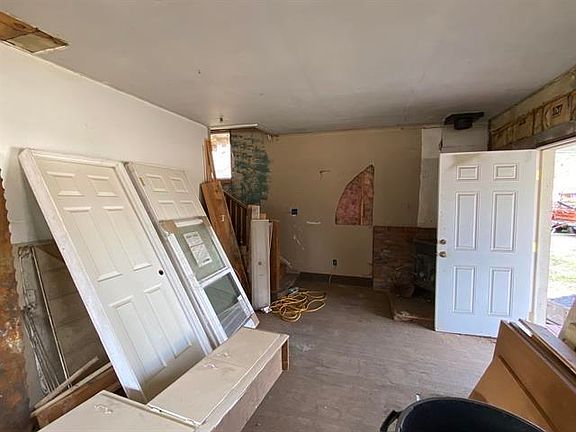 2nd image of 401 Cedar St