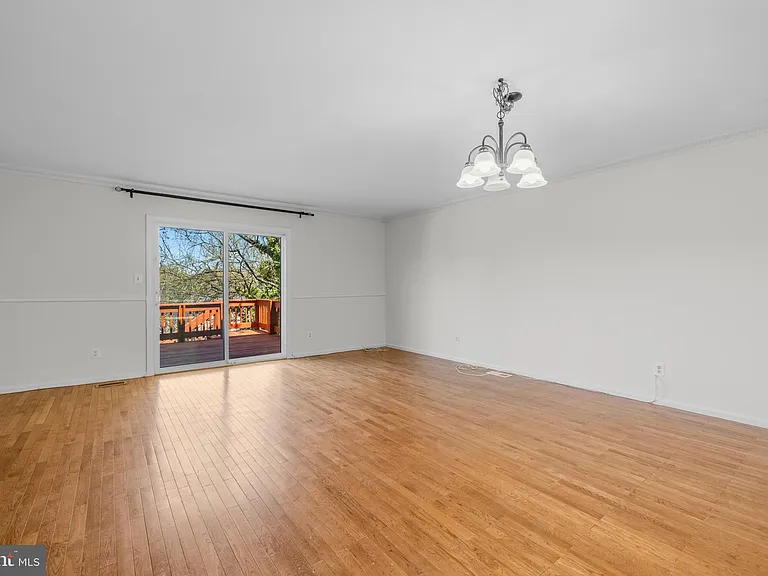 1095 Travis Ln — Photo 5