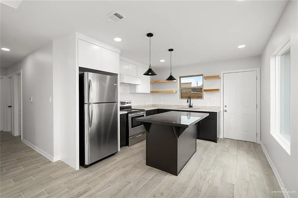 3 bed, 2.0 bath, 950 sqft, $1,050 — Photo 3