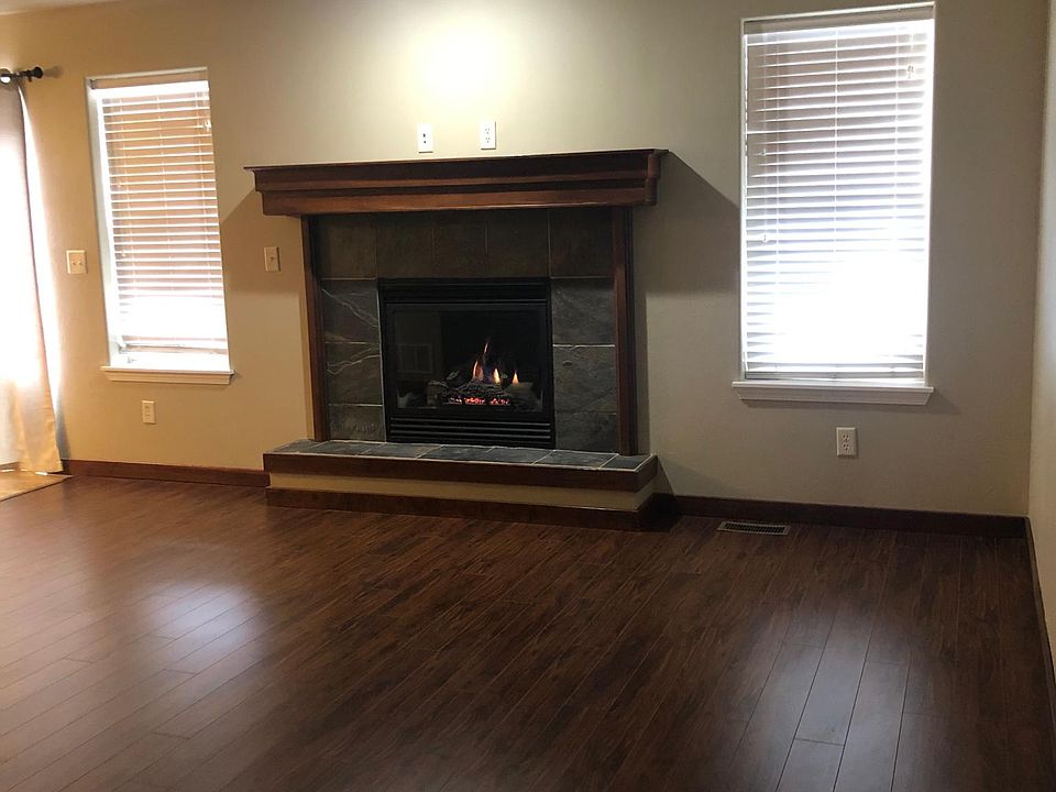 Living room w gas fireplace