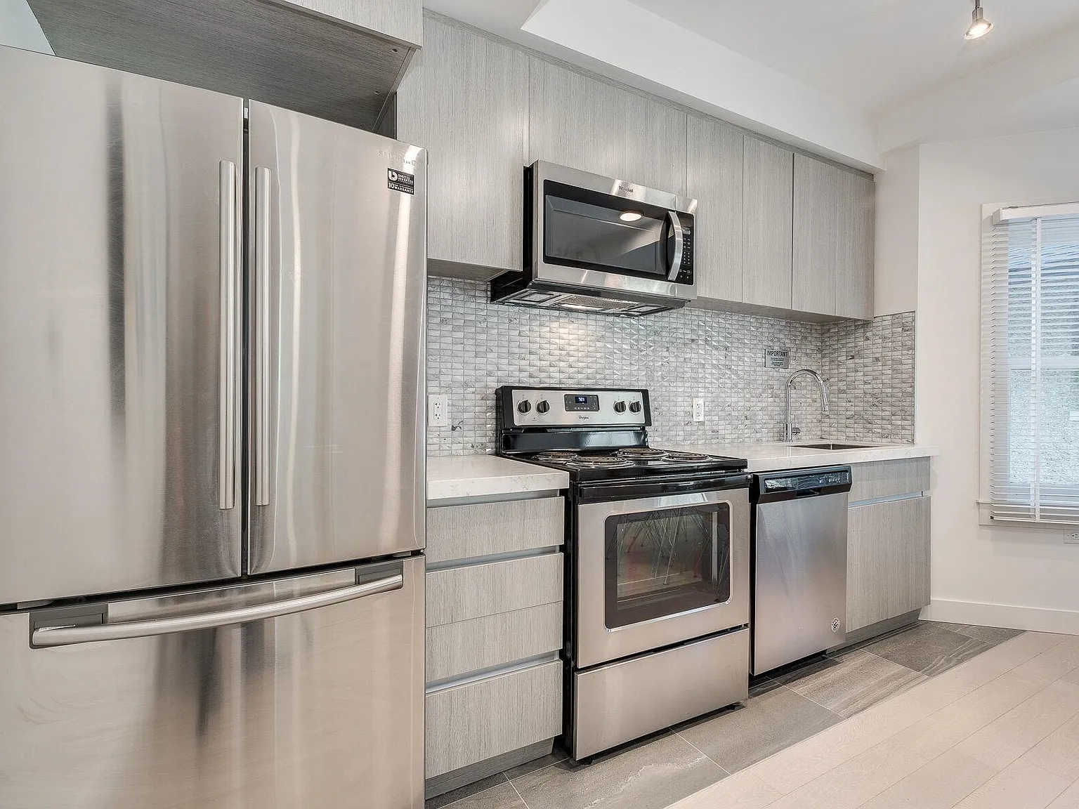 2 bed, 945 sqft, $4,390 — Photo 4