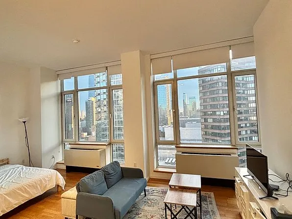 635 W 42nd St APT 21J, New York, NY 10036
