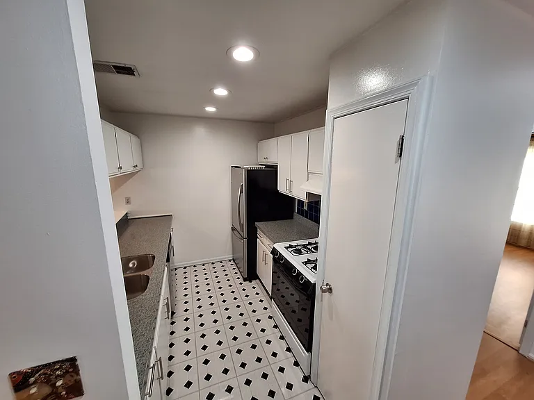 131 Wendover Dr — Photo 7