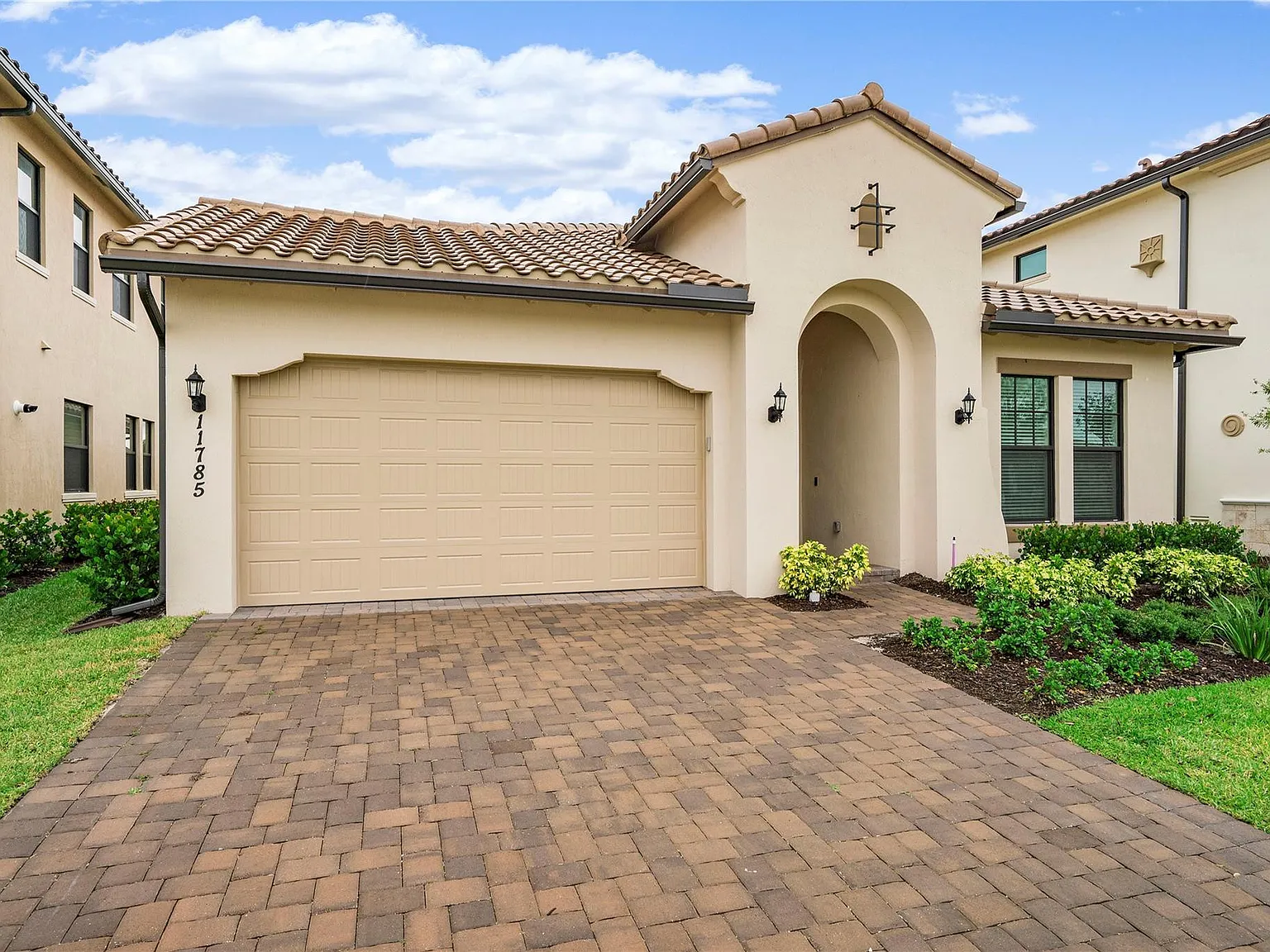 4 bed, 3.5 bath, 2287 sqft, $6,100 — Photo 1