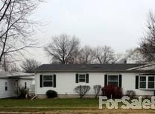 204 W 1st St, Assumption, IL 62510