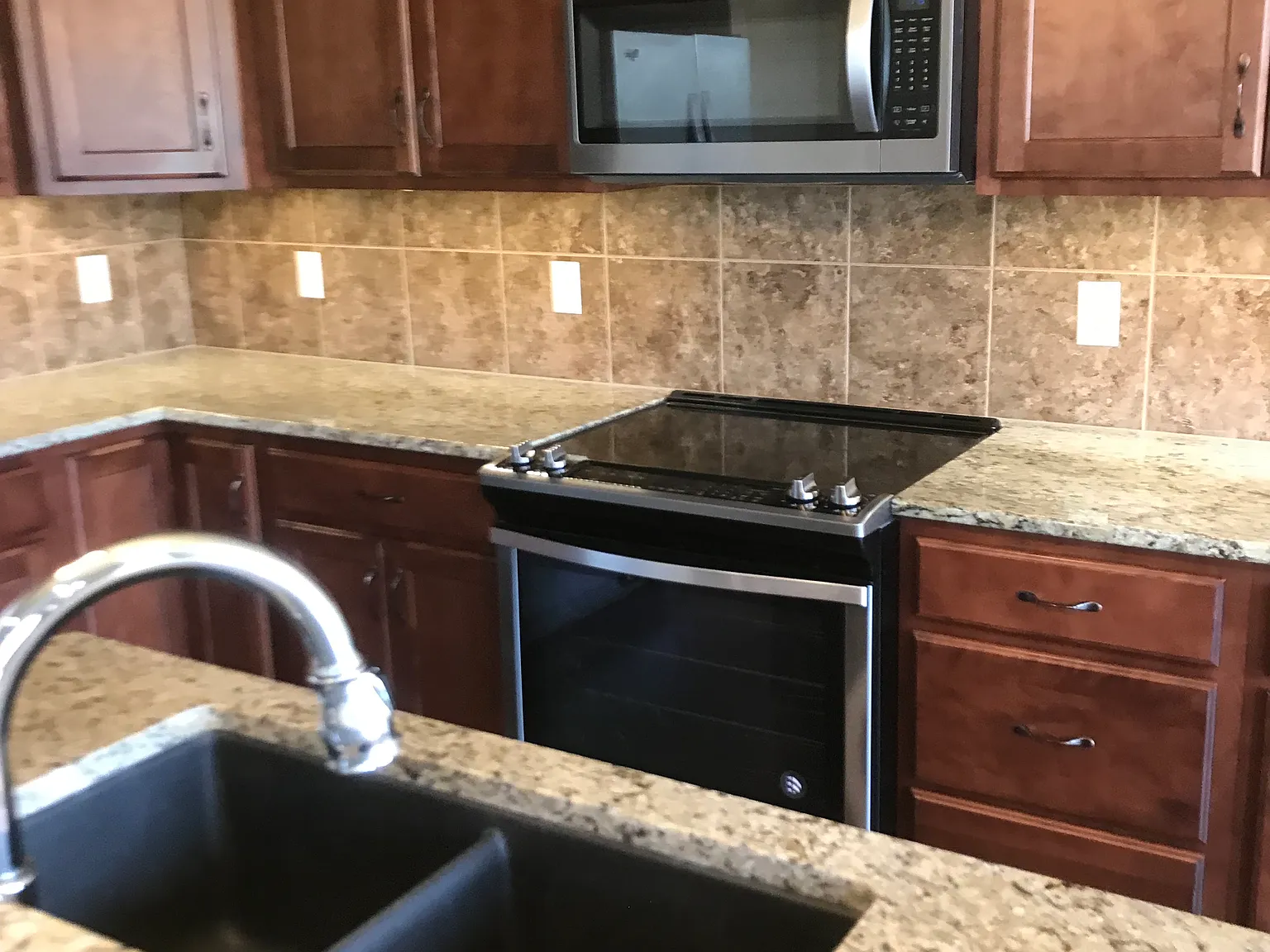 4 bed, 1277 sqft, $2,450 — Photo 4