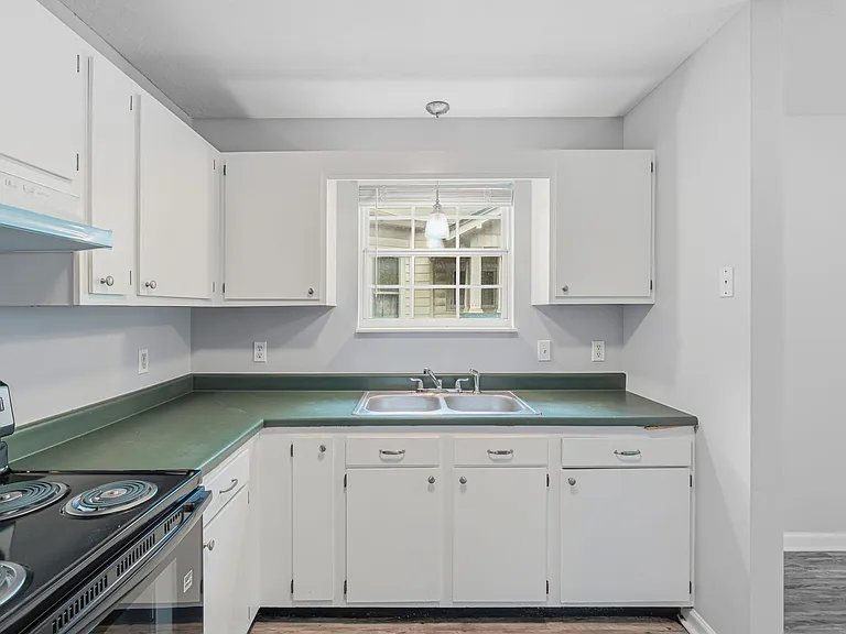 2710 E 5th Ave — Photo 6